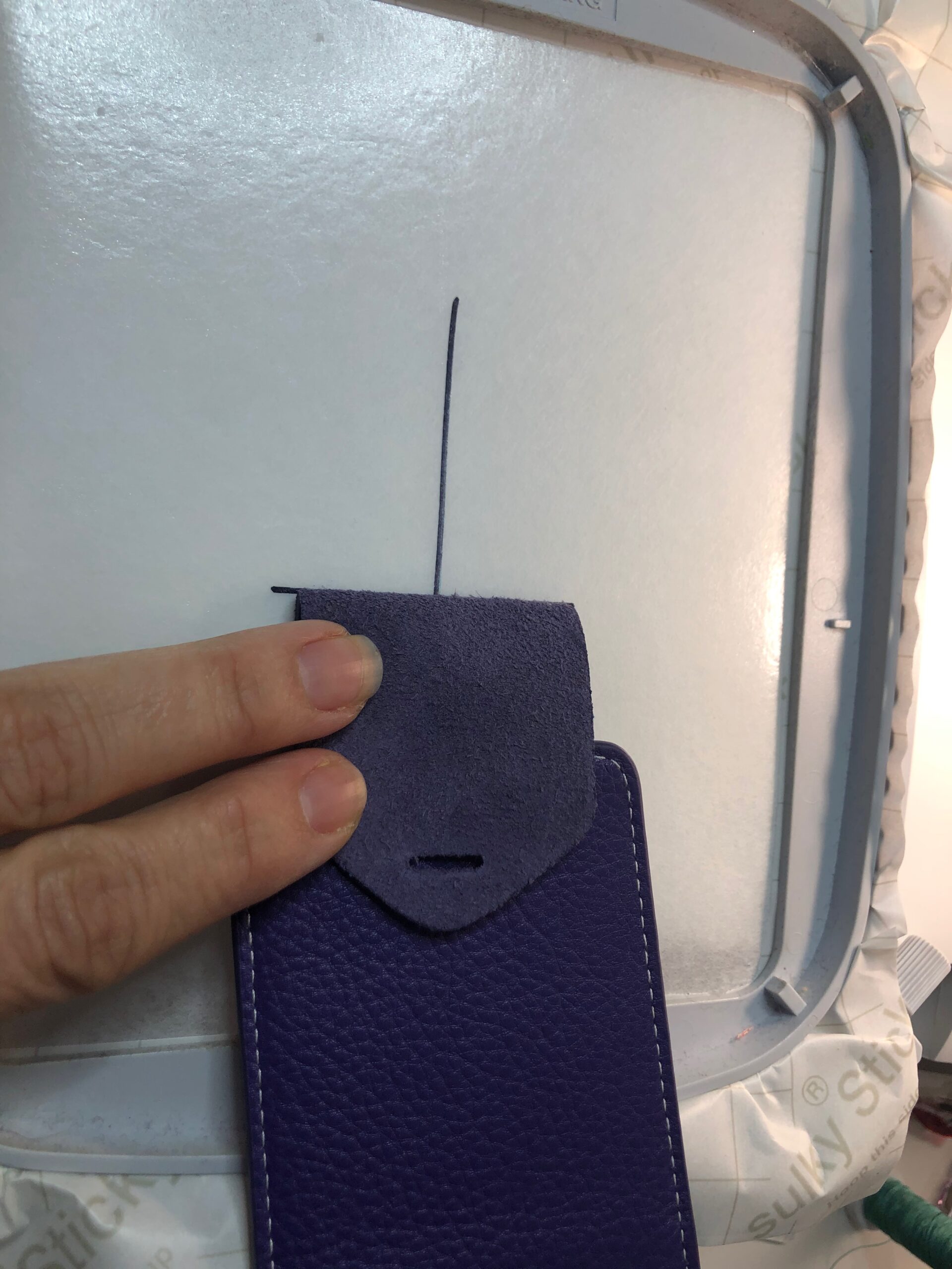 place luggage tag onto stabilizer