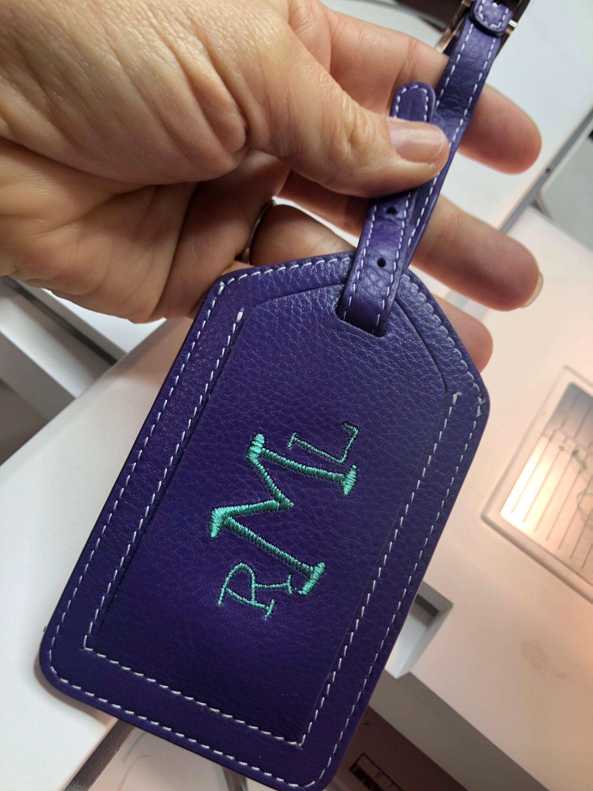 place buckle back on luggage tag