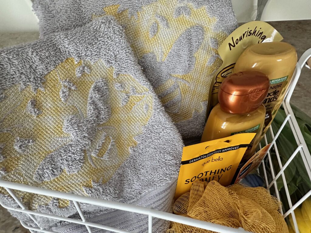 towel set with embossed embroidery