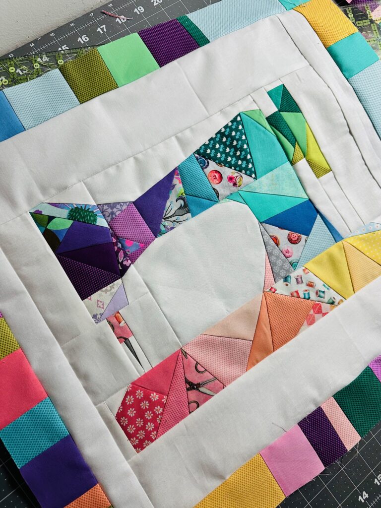 pieced sewing machine wall hanging with borders