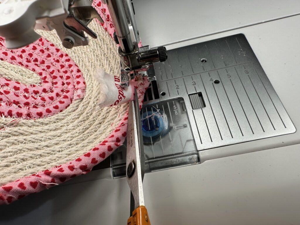 trimming fabric end at tray end