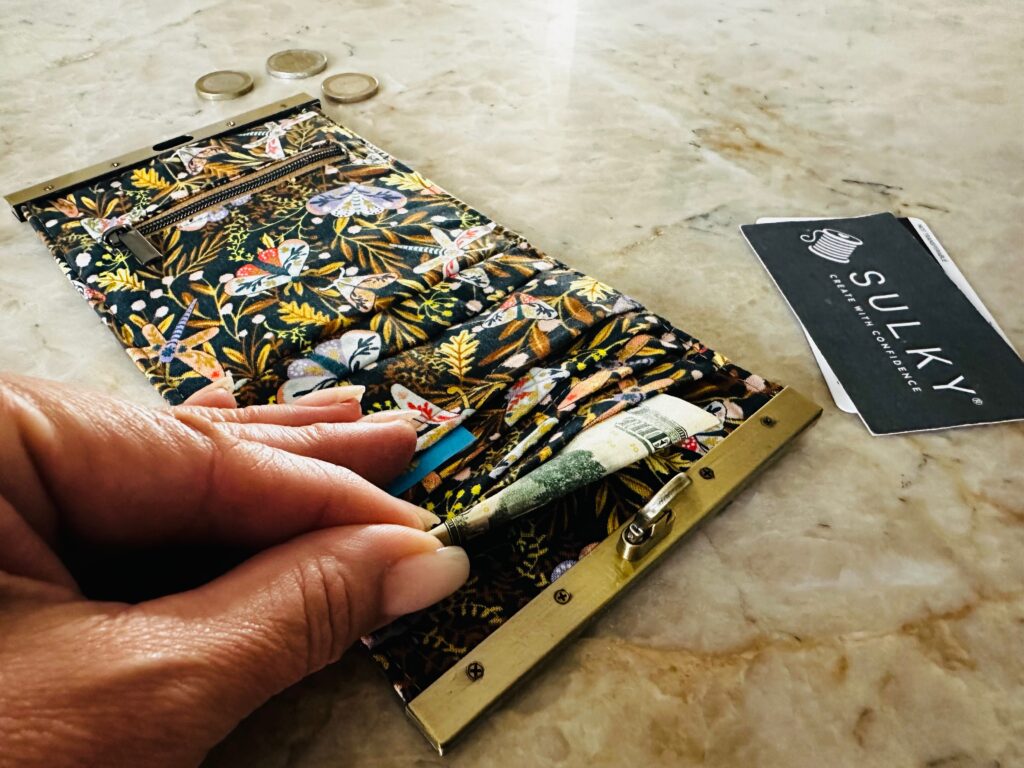 using pockets of frame coin purse