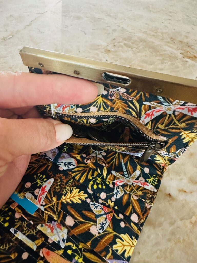 using zipper pocket of frame coin purse